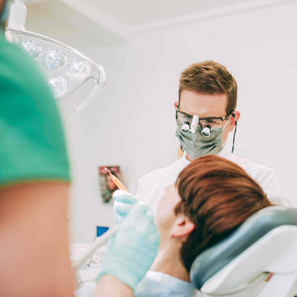 Chirurgische Parodontitisbehandlung gehört zur Oralchirurgie in Laupheim.
