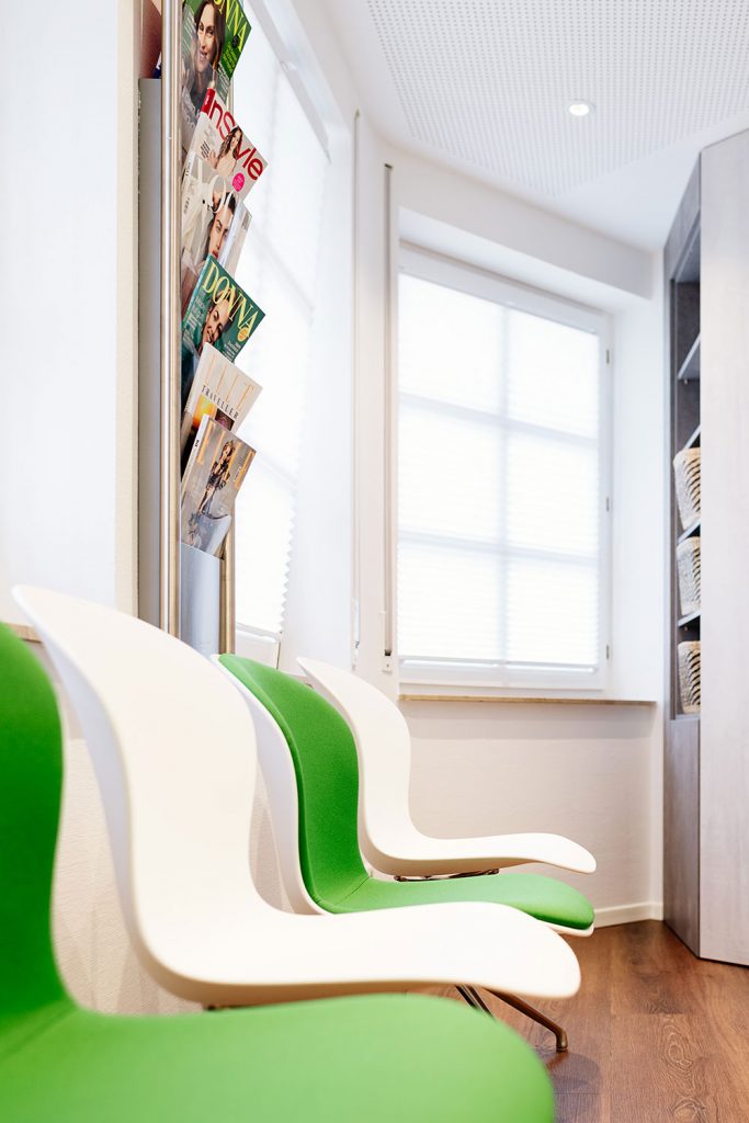 Gemütliches, modernes Wartezimmer beim Zahnarzt Laupheim.