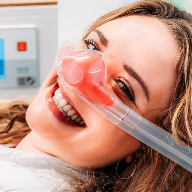 Patienten lacht kurz vor der Lachgasanwendung bei Zahnarzt Traub in Laupheim.