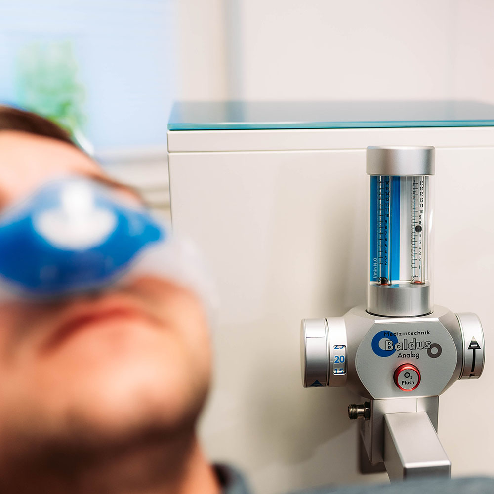Lachgas beim Zahnarzt: Patient ruht während der Behandlung mit lachgas entspannt