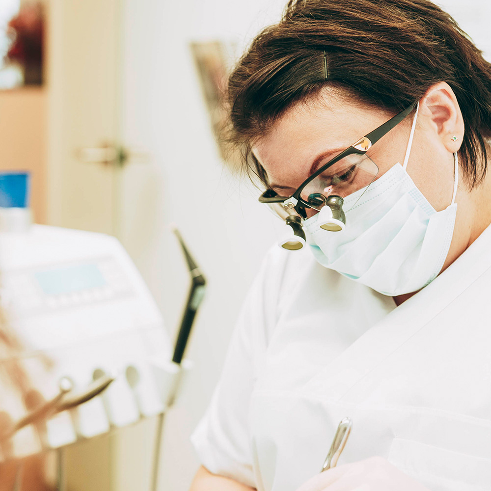 Chirurgische Parodontitisbehandlung gehört zur Oralchirurgie in Laupheim.