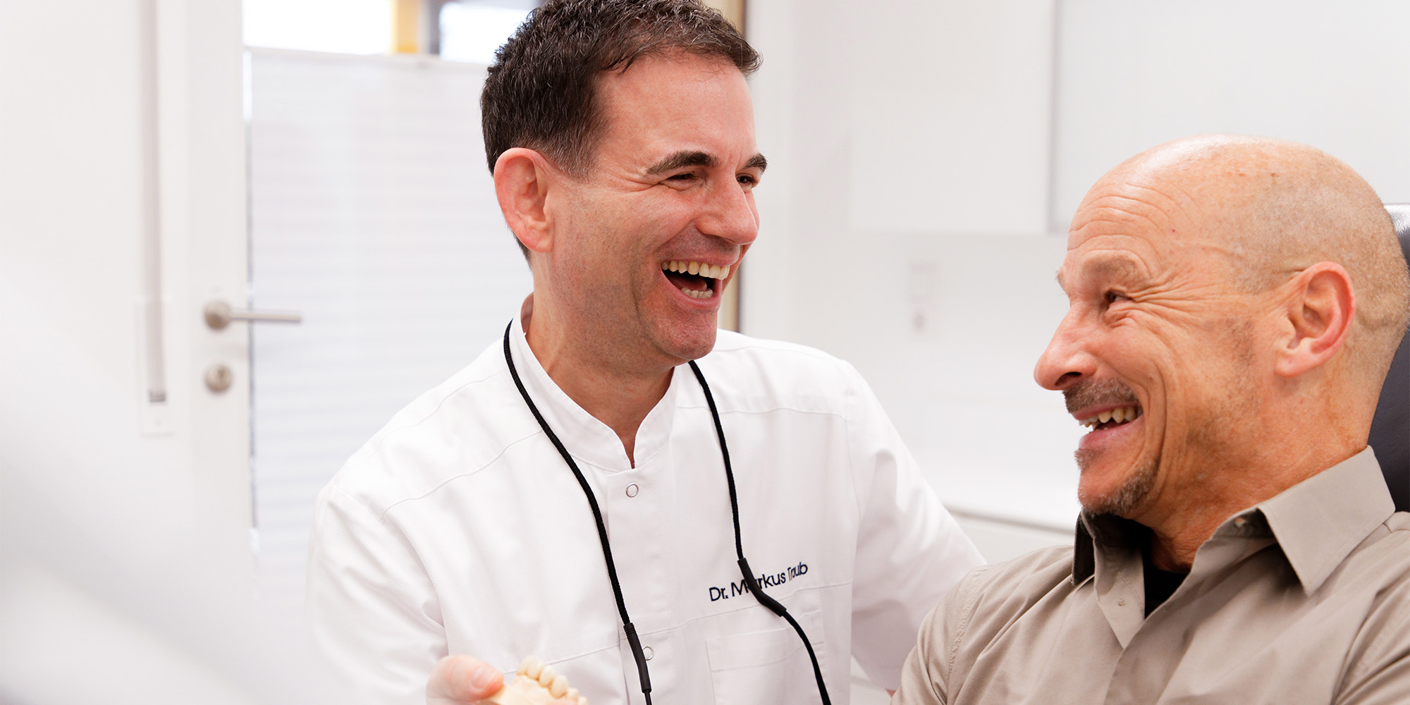 Zahnarzt führt sicher und schonend Oralchirurgie in Laupheim durch.