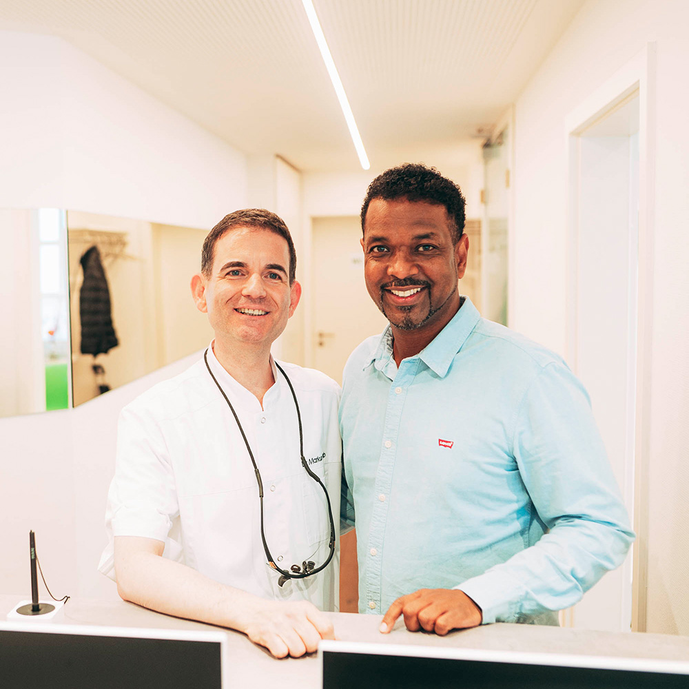 Zahnarzt schaut bei Vorbereitungen zu digitalen Röntgenaufnahmen/DVT in Laupheim zu.