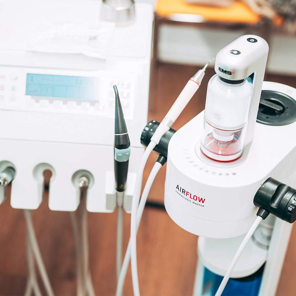 Mit dem Airflow ist die Zahnreinigung in Laupheim angenehm und effektiv.