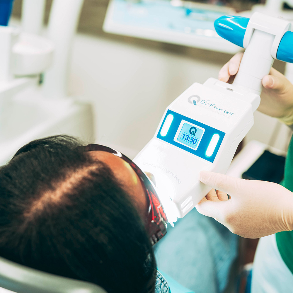 Die professionelle Zahnreinigung ist Grundlage für ein Bleaching